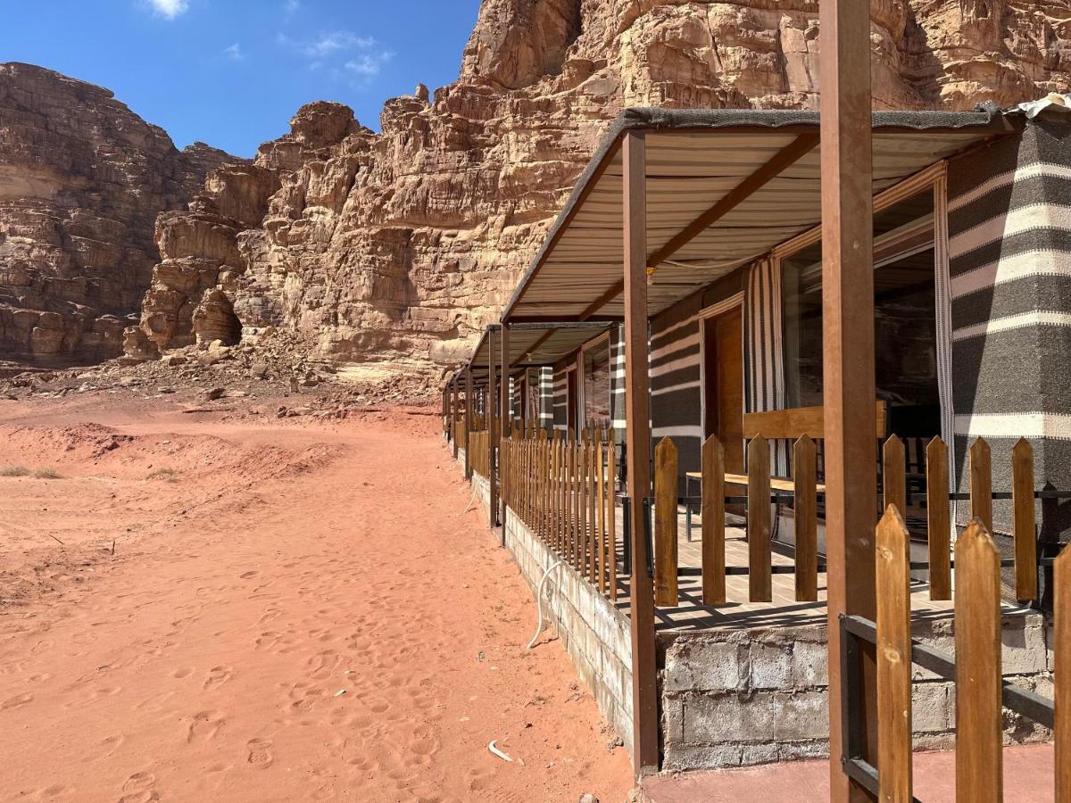 Bed and Breakfast Titanic Camp Wadi Rum Exterior foto