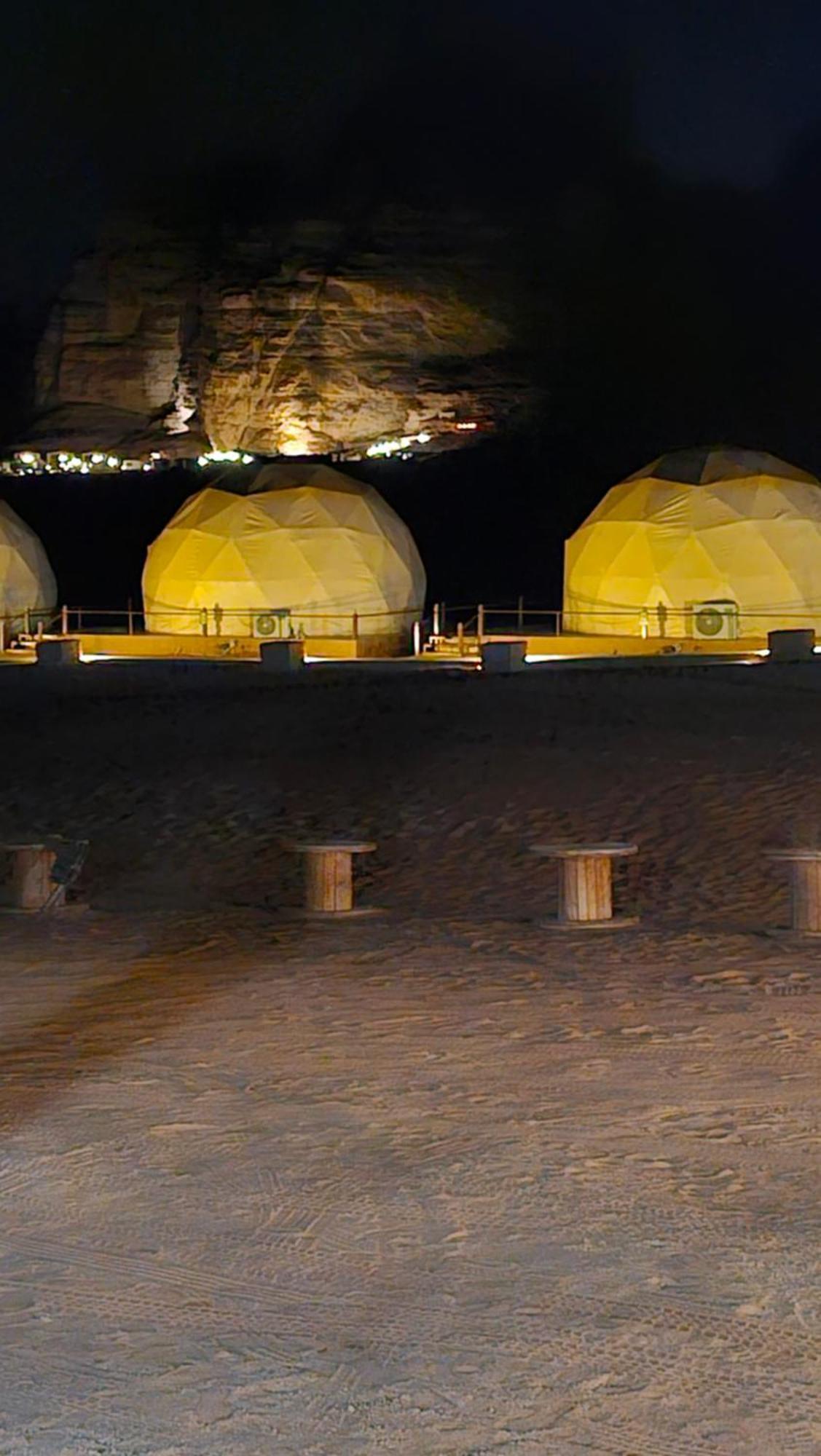 Bed and Breakfast Titanic Camp Wadi Rum Exterior foto