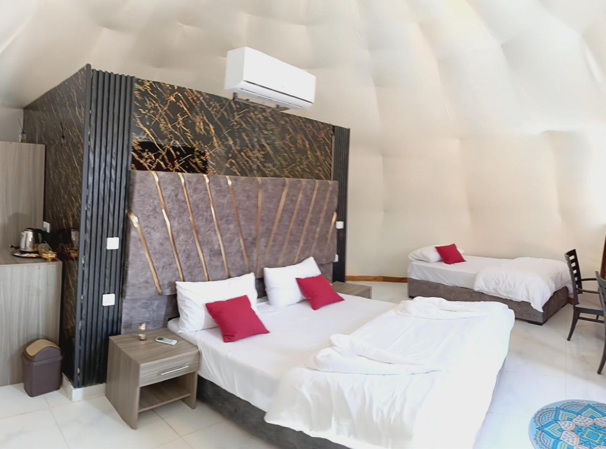Bed and Breakfast Titanic Camp Wadi Rum Exterior foto
