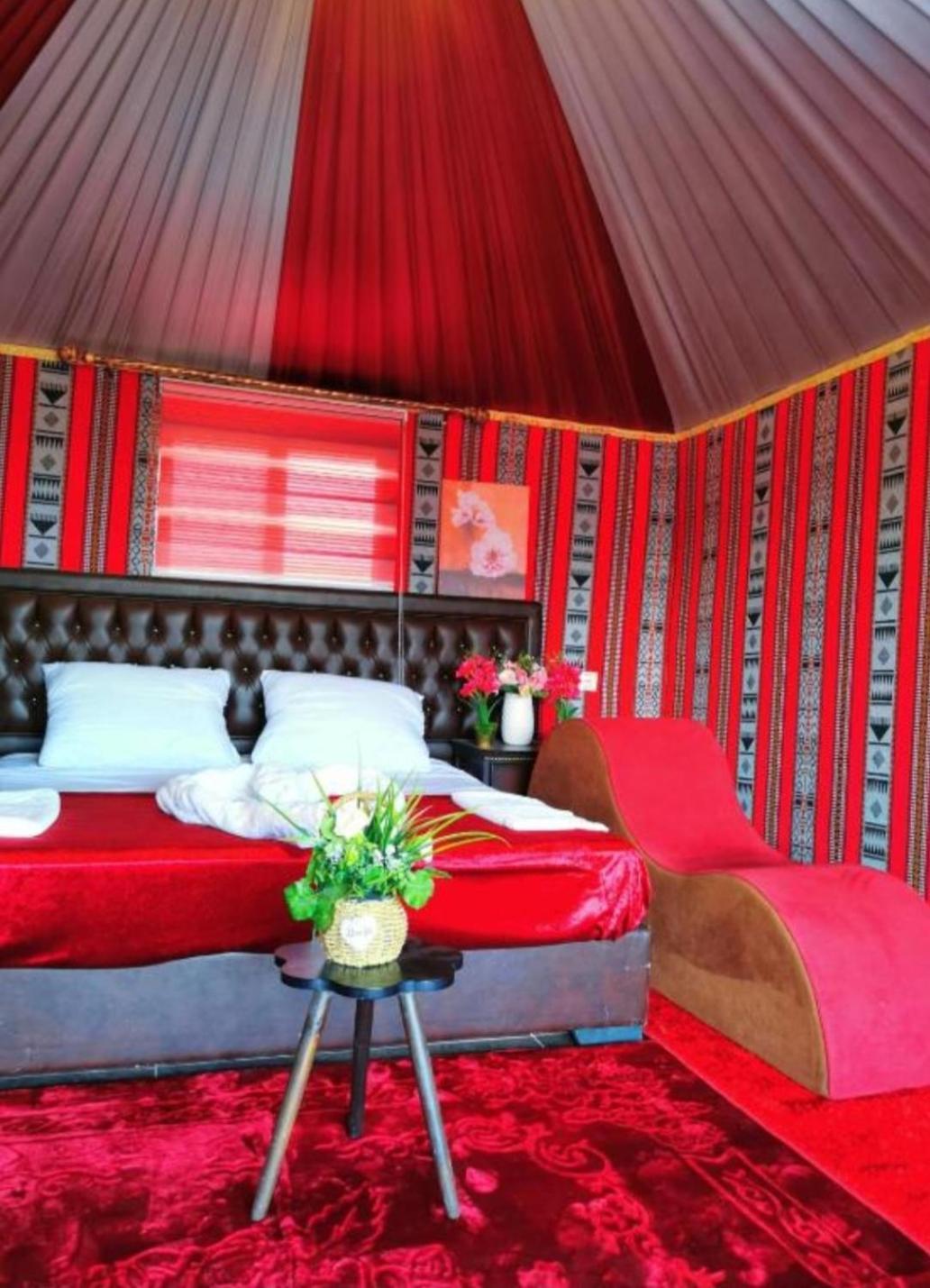 Bed and Breakfast Titanic Camp Wadi Rum Exterior foto